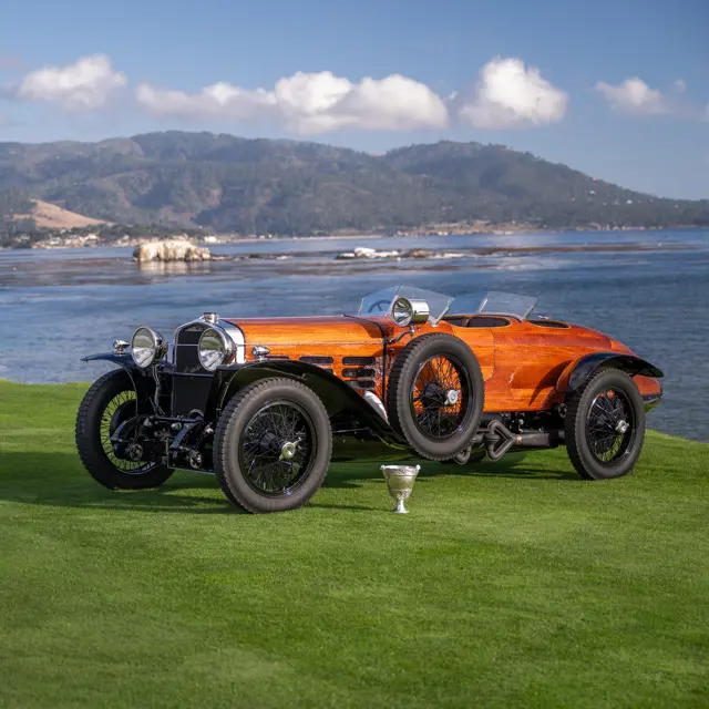 Elegant restaurant and lounge filled with guests enjoying exclusive dining at the Club Moda experience.